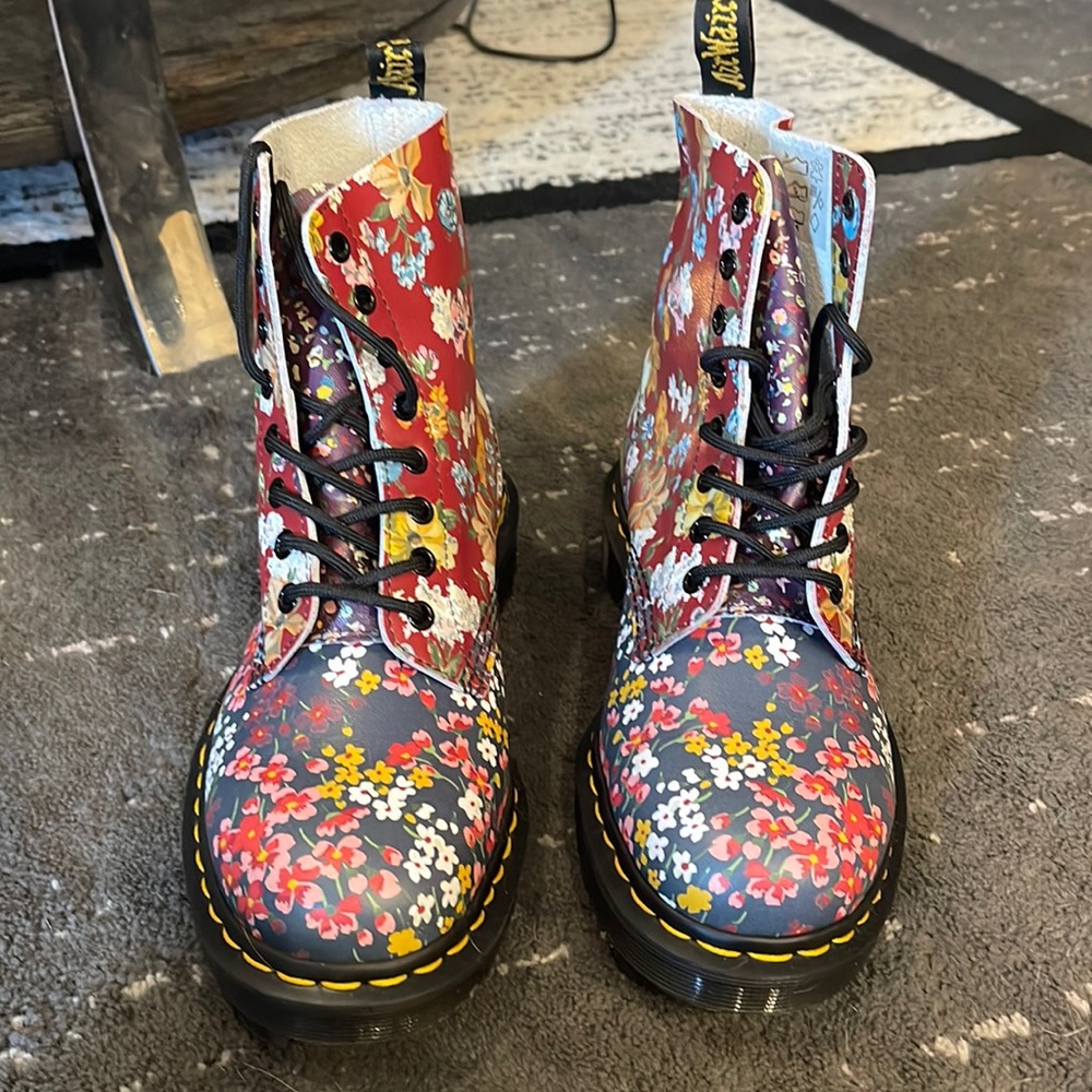 Doc Martens Womens Size 9 Floral Print Boots